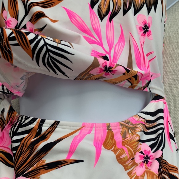 Salt + Cove Women's Tropic Time Knot-Front Front-Cutout Swimsuit Size M - Picture 2 of 10